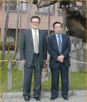 （左が大山初代センター所長）