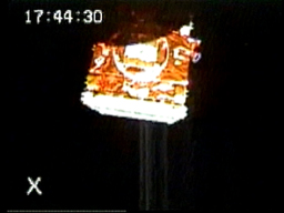 分離されるUSERS衛星(NASDA提供)